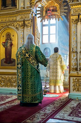 Митрополит Игнатий совершил Божественную литургию в Духосошественском соборе г. Саратова
