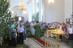Божественная литургия и Великая вечерня в Свято-Троицком соборе Вольска