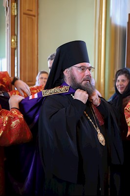 Епископ Тарасий совершил Божественную литургию в Покровском соборе г. Саратова, у ковчега с мощами святого великомученика Георгия Победоносца