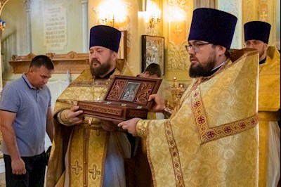 В Покровском соборе г. Саратова встретили ковчег с частицей мощей святителя Спиридона Тримифунтского