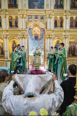 Митрополит Игнатий совершил Божественную литургию в Духосошественском соборе г. Саратова