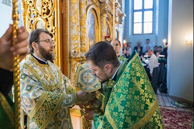 Митрополит Игнатий совершил Божественную литургию в Духосошественском соборе г. Саратова