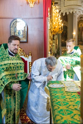 Митрополит Игнатий совершил Божественную литургию в Духосошественском соборе г. Саратова