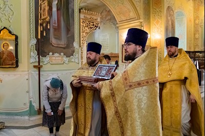 В Покровском соборе г. Саратова встретили ковчег с частицей мощей святителя Спиридона Тримифунтского