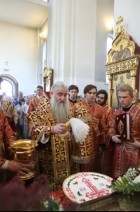 Митрополит Лонгин возглавил Литургию с сурдопереводом
