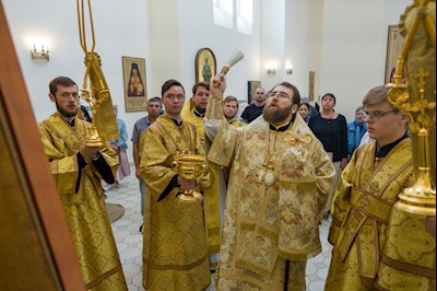 Митрополит Игнатий совершил Божественную литургию в соборном храме святителя Спиридона Тримифунтского г. Саратова
