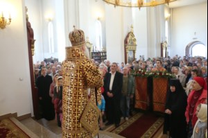 Митрополит Лонгин возглавил Литургию с сурдопереводом