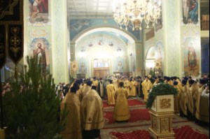 Митрополит Лонгин совершил Великую Рождественскую вечерню