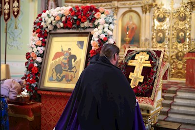 Епископ Тарасий совершил Божественную литургию в Покровском соборе г. Саратова, у ковчега с мощами святого великомученика Георгия Победоносца