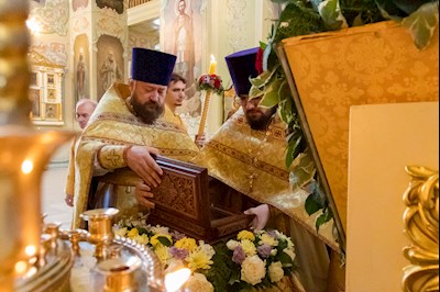 В Покровском соборе г. Саратова встретили ковчег с частицей мощей святителя Спиридона Тримифунтского