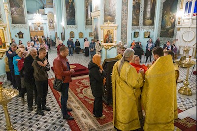 Митрополит Игнатий совершил Божественную литургию в Духосошественском соборе г. Саратова