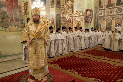 Митрополит Игнатий совершил ночную Божественную литургию в Покровском соборе г. Саратова