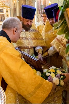 В Покровском соборе г. Саратова встретили ковчег с частицей мощей святителя Спиридона Тримифунтского