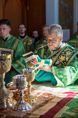 Митрополит Игнатий совершил Божественную литургию в Духосошественском соборе г. Саратова