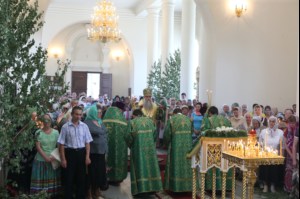Божественная литургия и Великая вечерня в Свято-Троицком соборе Вольска