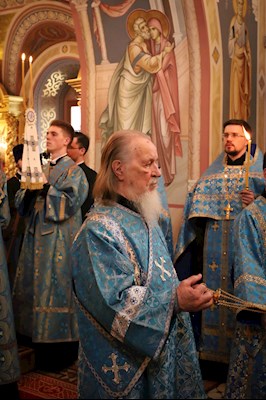 Вечернее богослужение с чтением акафиста Пресвятой Богородице в Свято-Троицком кафедральном соборе г. Саратова