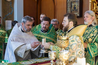 Митрополит Игнатий совершил Божественную литургию в Духосошественском соборе г. Саратова