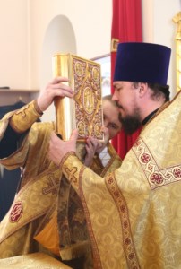 Божественная литургия в храме святителей Василия Великого, Григория Богослова, Иоанна Златоуста г.Саратова
