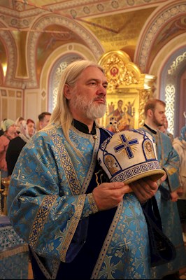 Вечернее богослужение с чтением акафиста Пресвятой Богородице в Свято-Троицком кафедральном соборе г. Саратова