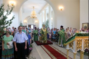 Божественная литургия и Великая вечерня в Свято-Троицком соборе Вольска