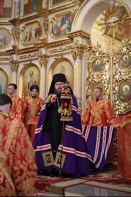Епископ Тарасий совершил Божественную литургию в Покровском соборе г. Саратова, у ковчега с мощами святого великомученика Георгия Победоносца