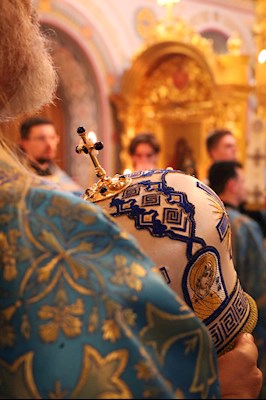 Вечернее богослужение с чтением акафиста Пресвятой Богородице в Свято-Троицком кафедральном соборе г. Саратова