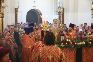 Митрополит Лонгин возглавил Литургию с сурдопереводом