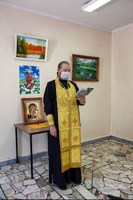 В ковид-центре совершен молебен