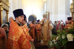 Митрополит Лонгин возглавил Литургию с сурдопереводом