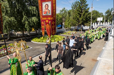 Митрополит Игнатий совершил Божественную литургию в Духосошественском соборе г. Саратова