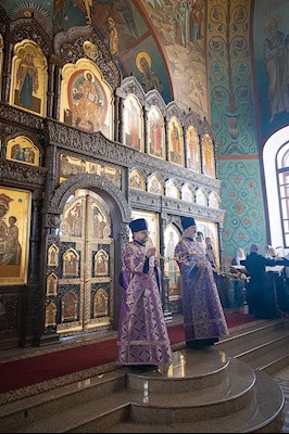 Митрополит Игнатий совершил Божественную литургию в Крестовоздвиженском храме г. Хвалынска