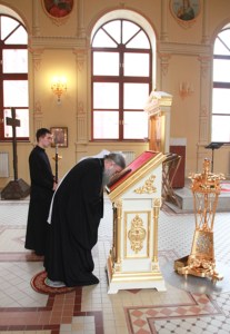 Вечернее богослужение на Архиерейском подворье— храме во имя святого апостола и евангелиста Иоанна Богослова