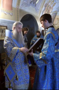 Вечернее богослужение с чтением акафиста Пресвятой Богородице в Свято-Троицком соборе Саратова