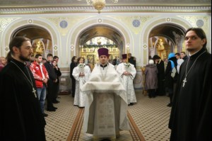 Митрополит Лонгин совершил Рождественское ночное богослужение