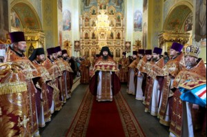 В Великий Четверг Митрополит Лонгин совершил Литургию Василия Великого и Чин умовения ног