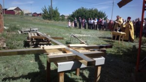 В селе Казанла Базарно-Карабулакского района освятили купола храма во имя святого апостола Иоанна Богослова