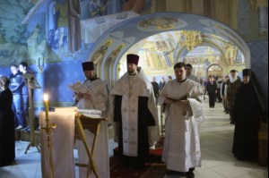 Митрополит Лонгин совершил Царские часы, Изобразительны, Великую вечерню и Крещальную литургию в Свято-Троицком кафедральном соборе Саратова