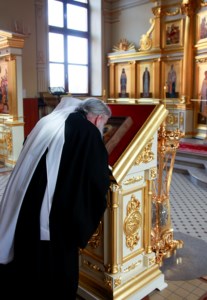 Вечернее богослужение на Архиерейском подворье — храме во имя святого апостола и евангелиста Иоанна Богослова