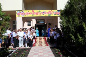 Митрополит Лонгин освятил здание средней школы ст. Курдюм Татищевского района