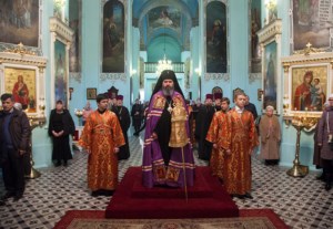 Архиепископ Элистинский и Калмыцкий Юстиниан совершил Божественную литургию и панихиду в Духосошественском храме г. Саратова