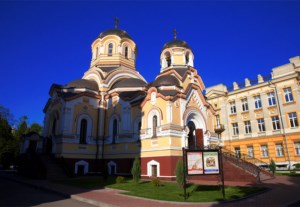 Божественная литургия на Архиерейском подворье — храме во имя святых равноапостольных Мефодия и Кирилла при СГУ в день памяти святых братьев