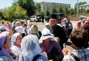 Митрополит Лонгин и Епископ Пахомий прошли часть пути вместе с участниками крестного хода Балашов — Вавилов Дол