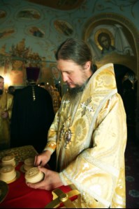 Митрополит Лонгин и Епископ Пахомий совершили Божественную литургию в Троицком соборе и молебен перед главной святыней Саратовской земли — образом Спаса Нерукотворного