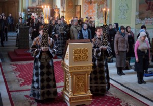 Великое повечерие с чтением канона преподобного Андрея Критского в храме в честь Покрова Пресвятой Богородицы г. Саратова