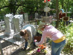 Учащиеся православной гимназии приняли участие в уборке могил саратовских священнослужителей и мирян на Воскресенском кладбище