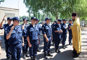 Священник благословил новобранцев перед отправкой на воинскую службу