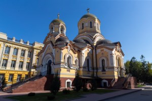 Литургия Преждеосвященных Даров, малое повечерие и утреня Великого Четвертка на Архиерейском подворье — в храме во имя святых равноапостольных Мефодия и Кирилла при СГУ