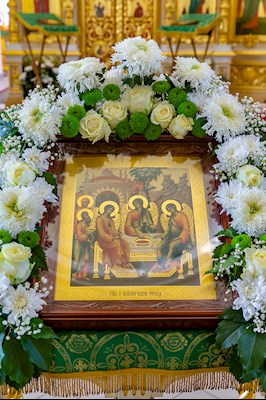 Божественная литургия в соединении с вечерней в Свято-Троицком кафедральном соборе г. Вольска