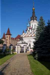 Божественная литургия на Архиерейском подворье — в храме в честь иконы Божией Матери «Утоли моя печали» г. Саратова