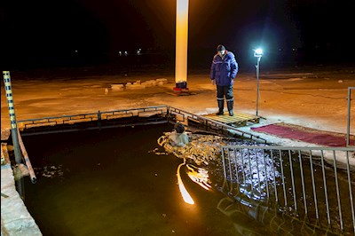 В поселке Затон прошли крещенские купания